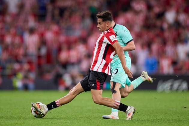 October 24, 2024, Bilbao, Vizcaya, SPAIN: Benat Prados of Athletic Club competes for the ball with Christos Zafeiris of SK Slavia Prague during the Europa League match between Athletic Club and SK Slavia Prague at San Mames on October 24, 2024, in Bilbao, Spain. Bilbao SPAIN - ZUMAa181 20241024_zaa_a181_227 Copyright: xRicardoxLarreinax
