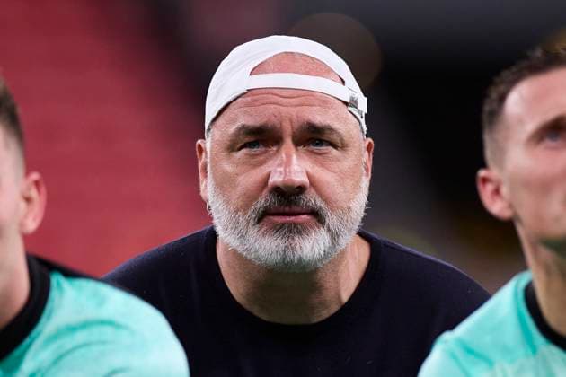 October 24, 2024, Bilbao, Vizcaya, SPAIN: Jindrich Trpisovsky head coach of SK Slavia Prague looks on during the Europa League match between Athletic Club and SK Slavia Prague at San Mames on October 24, 2024, in Bilbao, Spain. Bilbao SPAIN - ZUMAa181 20241024_zaa_a181_249 Copyright: xRicardoxLarreinax