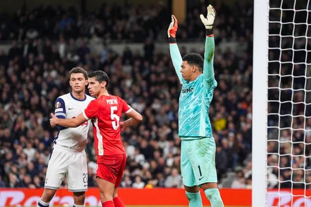 2024-10-24 Tottenham Hotspur v AZ Alkmaar - UEFA Europa League 2024 25 League Phase MD3 LONDON, ENGLAND - OCTOBER 24: Brennan Johnson of Tottenham Hotspurs, Alexandre Penetra of AZ, Rome Jayden Owuso Oruro goalkeeper of AZ in action during a UEFA Europa League 2024 25 League Phase MD3 match between Tottenham Hotspur and AZ Alkmaar at Tottenham Hotspur Stadium on October 24, 2024 in London, England. London Tottenham Hotspur Stadium England Content not available for redistribution in The Netherlands directly or indirectly through any third parties. Copyright: xJanxMulderx