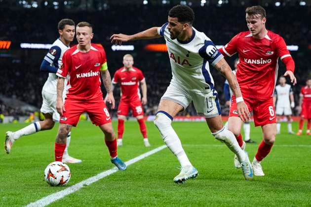 2024-10-24 Tottenham Hotspur v AZ Alkmaar - UEFA Europa League 2024 25 League Phase MD3 LONDON, ENGLAND - OCTOBER 24: Dominic Solanke of Tottenham Hotspurs, Jordy Clasie of AZ, Peer Koopmeiners of AZ in action during a UEFA Europa League 2024 25 League Phase MD3 match between Tottenham Hotspur and AZ Alkmaar at Tottenham Hotspur Stadium on October 24, 2024 in London, England. London Tottenham Hotspur Stadium England Content not available for redistribution in The Netherlands directly or indirectly through any third parties. Copyright: xJanxMulderx