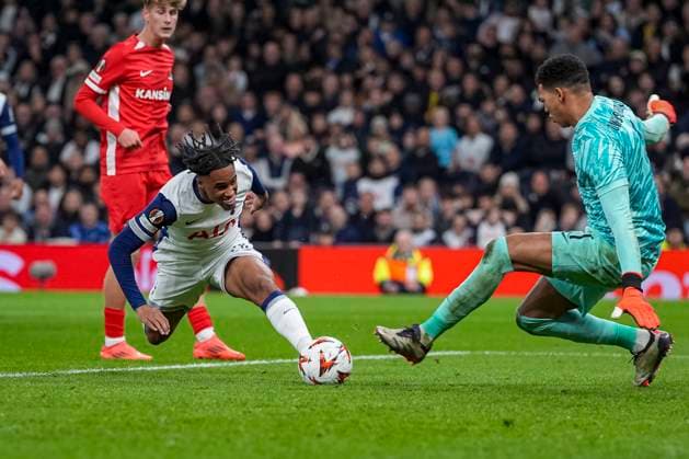 2024-10-24 Tottenham Hotspur v AZ Alkmaar - UEFA Europa League 2024 25 League Phase MD3 LONDON, ENGLAND - OCTOBER 24: Wilson Odobert of Tottenham Hotspurs, Rome Jayden Owuso Oruro goalkeeper of AZ in action during a UEFA Europa League 2024 25 League Phase MD3 match between Tottenham Hotspur and AZ Alkmaar at Tottenham Hotspur Stadium on October 24, 2024 in London, England. London Tottenham Hotspur Stadium England Content not available for redistribution in The Netherlands directly or indirectly through any third parties. Copyright: xJanxMulderx
