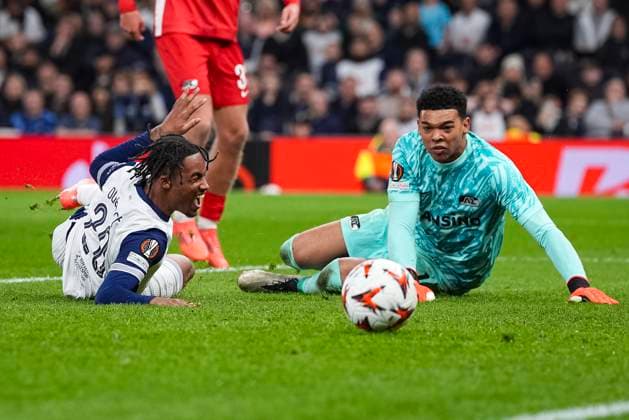 2024-10-24 Tottenham Hotspur v AZ Alkmaar - UEFA Europa League 2024 25 League Phase MD3 LONDON, ENGLAND - OCTOBER 24: Wilson Odobert of Tottenham Hotspurs, Rome Jayden Owuso Oruro goalkeeper of AZ in action during a UEFA Europa League 2024 25 League Phase MD3 match between Tottenham Hotspur and AZ Alkmaar at Tottenham Hotspur Stadium on October 24, 2024 in London, England. London Tottenham Hotspur Stadium England Content not available for redistribution in The Netherlands directly or indirectly through any third parties. Copyright: xJanxMulderx