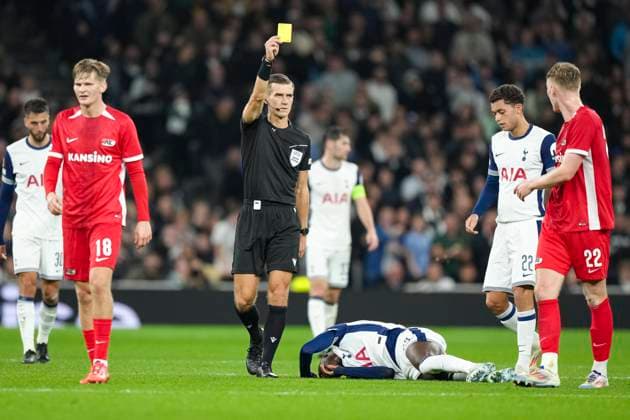 2024-10-24 Tottenham Hotspur v AZ Alkmaar - UEFA Europa League 2024 25 League Phase MD3 LONDON, ENGLAND - OCTOBER 24: Maxim Dekker of AZ get yellow card during a UEFA Europa League 2024 25 League Phase MD3 match between Tottenham Hotspur and AZ Alkmaar at Tottenham Hotspur Stadium on October 24, 2024 in London, England. London Tottenham Hotspur Stadium England Content not available for redistribution in The Netherlands directly or indirectly through any third parties. Copyright: xJanxMulderx