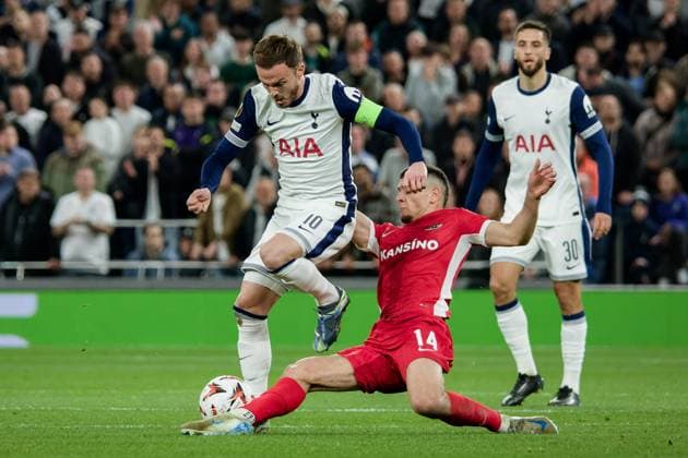 London, England, October 24 2024: James Maddison (10 Tottenham Hotspur) and Kristijan Belic (14 AZ Alkmaar) in action during the UEFA Europa League game between Tottenham Hotspur and AZ Alkmaar at Tottenham Hotspur Stadium in London, England. (Pedro Porru SPP) Copyright: xPedroxPorrux xSPPx spp-en-PePoSp-4F8A2035_DxO