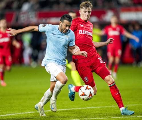 ENSCHEDE - (l-r) Pedro Rodriguez of SS Lazio, Max Bruns of FC Twente during the UEFA Europa League match between FC Twente and S.S Lazio Roma at Stadion De Grolsch Veste on Oct. 24, 2024 in Enschede, Netherlands. ANP TOBIAS KLEUVER UEFA Europa League 2024 25 xVIxANPxSportx xxANPxIVx 511765621 originalFilename: 511765621.jpg