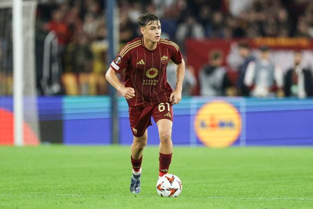 UEFA Europa League phase match day3 AS Roma vs Dynamo Kyiv Roma™s Italian midfielder Niccolo Pisilli controls the ball during UEFA Europa League phase match day 3 match between AS Roma vs Dynamo Kyiv at Olimpico stadium on October 23, 2024 in Rome, Italy. ABPH9512 Copyright: xAntonioxBalascox