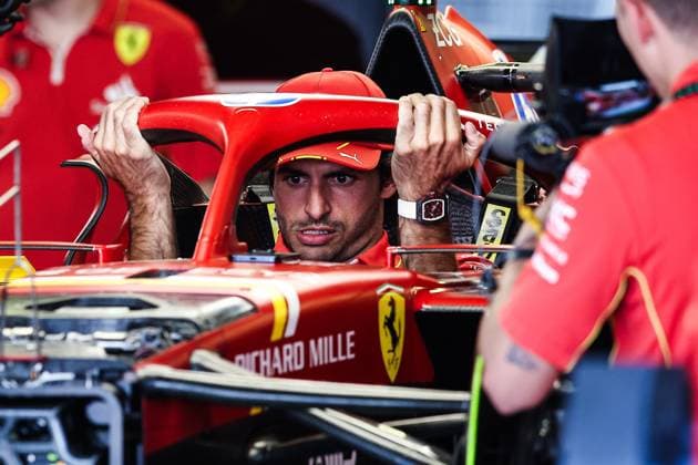 SAINZ Carlos (spa), Scuderia Ferrari SF-24, portrait during the Formula 1 Gran Premio de la Ciudad de Mexico 2024, 20th round of the 2024 Formula One World Championship, WM, Weltmeisterschaft from October 25 to 27, 2024 on the Autodromo Hermanos Rodriguez, in Mexico City, Mexico - F1 - MEXICO CITY GRAND PRIX 2024 DPPI Panoramic  241024_R20_MESSICO_DP_EA016837