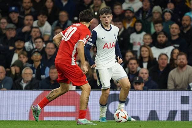 Tottenham Hotspur FC v AZ Alkmaar Mikey Moore of Tottenham Hotspur under pressure from Denso Kasius of AZ Alkmaar during the Tottenham Hotspur FC v AZ Alkmaar UEFA Europa League Round 1 match at the Tottenham Hotspur Stadium, London, England, United Kingdom on 24 October 2024 Editorial use only. All images are copyright Every Second Media Limited. No images may be reproduced without prior permission. Copyright: xIMAGO EveryxSecondxMediax ESM-1180-0066