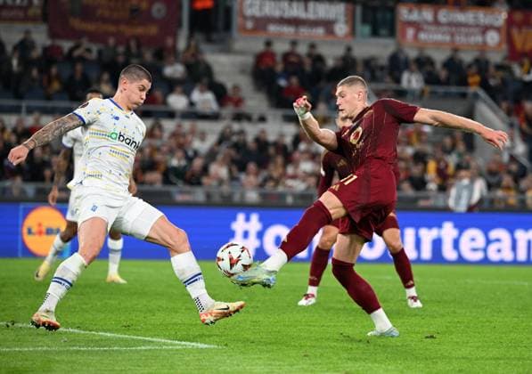 (241025) -- ROME, Oct. 25, 2024 -- Roma s Artem Dovbyk (R) vies with Dynamo Kiev s Denys Popov during the UEFA Europa League match between Roma and Dynamo Kyiv in Rome, Italy, Oct. 24, 2024. (Photo by Xinhua) (SP)ITALY-ROME-FOOTBALL-UEFA EUROPA LEAGUE-ROMA VS DYNAMO KYIV AugustoxCasasoli 