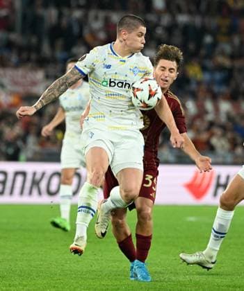 (241025) -- ROME, Oct. 25, 2024 -- Roma s Tommaso Baldanzi (R) vies with Dynamo Kiev s Denys Popov during the UEFA Europa League match between Roma and Dynamo Kyiv in Rome, Italy, Oct. 24, 2024. (Photo by Xinhua) (SP)ITALY-ROME-FOOTBALL-UEFA EUROPA LEAGUE-ROMA VS DYNAMO KYIV AugustoxCasasoli 