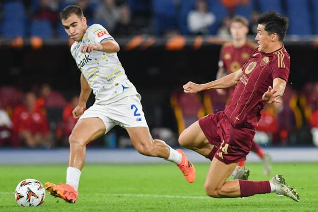 Roma Vs Dynamo Kiyv in Rome, Italy - 24 Oct 2024 Kostyantyn Vivcharenko of Dynamo Kyiv (L) and Eldor Shomurodov of AS Roma (R) seen in action during the Europa League first qualifying round - 3rd leg match between Roma v Dynamo Kiyv at Olympic stadium. Final score As Roma 1: 0 Dynamo Kiyv Rome Italy Copyright: xMattiaxVianx xSOPAxImagesx asd_5284