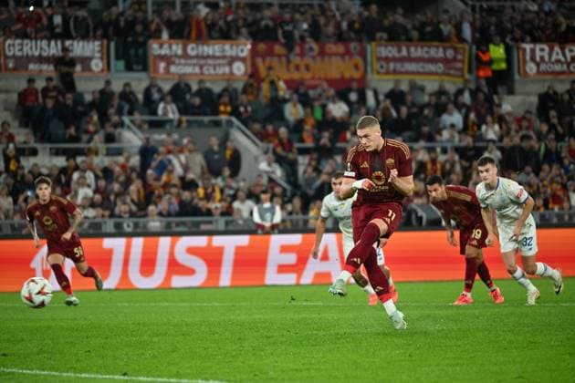 (241025) -- ROME, Oct. 25, 2024 -- Roma s Artem Dovbyk (front) takes a penalty to score during the UEFA Europa League match between Roma and Dynamo Kyiv in Rome, Italy, Oct. 24, 2024. (Photo by Xinhua) (SP)ITALY-ROME-FOOTBALL-UEFA EUROPA LEAGUE-ROMA VS DYNAMO KYIV AugustoxCasasoli 