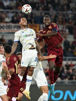 (241025) -- ROME, Oct. 25, 2024 -- Roma s Evan Ndicka (R) vies with Dynamo Kiev s Eduardo Guerrero during the UEFA Europa League match between Roma and Dynamo Kyiv in Rome, Italy, Oct. 24, 2024. (Photo by Xinhua) (SP)ITALY-ROME-FOOTBALL-UEFA EUROPA LEAGUE-ROMA VS DYNAMO KYIV AugustoxCasasoli 