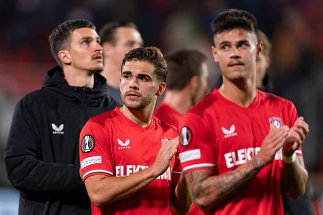 2024-10-24 FC Twente v S.S. Lazio - UEFA Europa League 2024 25 League Phase MD3 ENSCHEDE, NETHERLANDS - OCTOBER 24: Bart van Rooij of FC Twente applauds for the fans during the UEFA Europa League 2024 25 League Phase MD3 match between FC Twente and S.S. Lazio at FC Twente Stadium on October 24, 2024 in Enschede, Netherlands. (Photo by Joris Verwijst BSR Agency) Enschede Netherlands Content not available for redistribution in The Netherlands directly or indirectly through any third parties. Copyright: xBSRxAgencyx
