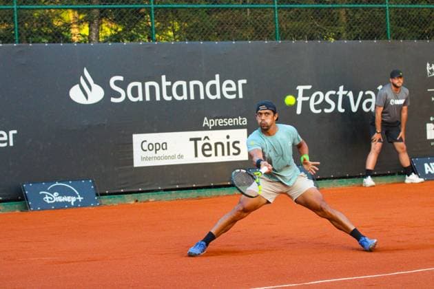 Guillen meza (ecu) advances to the quarterfinals of the ATP, Tennis Herren challenger curitiba Curitiba (pr), 10 24 2024- tennis atp challenger curitiba guillen meza jose perira- tennis player alvaro guillen meza (ecu) beat jose pereira (bra) and advanced to the quarterfinals of the atp challenger curitiba, match played on the Graciosa Country Club court on the afternoon of this Thursday, October 24, 2024 (Foto: Edson De Souza Thenews2 imago images)  Copyright: xEdsonxTeodoroxDexSouzax