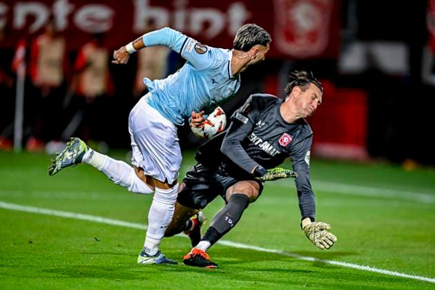 Lazio forwarder Taty Castellanos, FC Twente goalkeeper Przemyslaw Tyton, during the match Twente Lazio at the Grolsch Veste for the UEFA Europa League League phase Matchday 3 season 2024 2025 in ENSCHEDE, Netherlands on 24 oktober 2024, photo by Stefan Koops EYE4images DeFodi Images not used in POL SRB CRO FRA GBR NED ITA USA Defodi 746 196843 Defodi-746 not used in POL SRB CRO FRA GBR NED ITA USA
