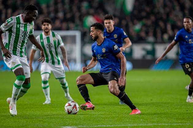 Ferencvarosi TC v OGC Nice - UEFA Europa League 2024 25 League Phase MD3 Mohamed Abdelmonet of OGC Nice competes for the ball with Adama Traore of FTC during the UEFA Europa League match at Groupama Arena in Budapest, Hungary, on October 24, 2024. Budapest Hungary  Copyright: xRobertxSzaniszlox originalFilename:szaniszlo-notitle241024_npbzv.jpg