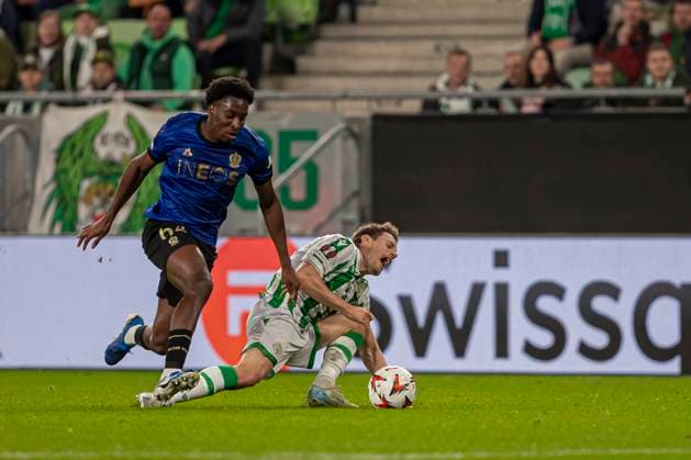 Ferencvarosi TC v OGC Nice - UEFA Europa League 2024 25 League Phase MD3 Moise Lumpungu of OGC Nice competes for the ball with Kristoffer Zachariassen of FTC during the UEFA Europa League match at Groupama Arena in Budapest, Hungary, on October 24, 2024. Budapest Hungary  Copyright: xRobertxSzaniszlox originalFilename:szaniszlo-notitle241024_np6Ky.jpg