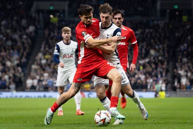 Sport Bilder des Tages Tottenham Hotspur v AZ Alkmaar Europa League 24 10 2024. Tottenham Hotspur defender Ben Davies (33) battles with AZ Alkmaar defender Denso Kasius (30) during the Europa League match between Tottenham Hotspur and AZ Alkmaar at Tottenham Hotspur Stadium, London, United Kingdom on 24 October 2024. Editorial use only , Copyright: xIanxStephenx PSI-20649-0060