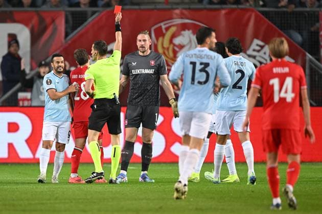 ENSCHEDE - FC Twente goalkeeper Lars Unnerstall (c) receives a red card from referee Nathan Verboomen (cl) during the UEFA Europa League match between FC Twente and S.S. Lazio Roma at Stadion De Grolsch Veste on Oct. 24, 2024 in Enschede, Netherlands. ANP Hollandse Hoogte UEFA Europa League 2024 25 League Phase MD3 2024 25 xVIxANPxSportx xGerritxvanxKeulenxIVx 511744238 originalFilename: 511744238.jpg