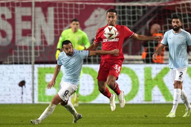 ENSCHEDE - (l-r) Pedro Rodriguez of SS Lazio, Anass Salah-Eddine of FC Twente during the UEFA Europa League match between FC Twente and S.S Lazio Roma at Stadion De Grolsch Veste on Oct. 24, 2024 in Enschede, Netherlands. ANP TOBIAS KLEUVER UEFA Europa League 2024 25 xVIxANPxSportx xxANPxIVx 511749527 originalFilename: 511749527.jpg