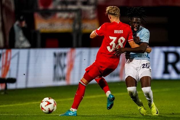 ENSCHEDE, NETHERLANDS - OCTOBER 24: Max Bruns of FC Twente fouls Loum Tchaouna of SS Lazio during the UEFA Europa League 2024 25 League Phase MD3 match between FC Twente and S.S. Lazio at FC Twente Stadium on October 24, 2024 in Enschede, Netherlands. (Photo by Rene Nijhuis)  Copyright: xRenexNijhuis