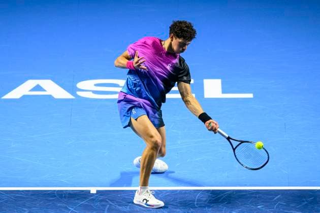Basel, Switzerland October 24 Ben Shelton of USA in action against Stan Wawrinka of Switzerland during the Swiss Indoors Basel Day 4 at St Jakobshalle on October 24, 2024 in Basel, Switzerland Photo by JustPuctures Basel St Jakobshalle Basel Stadt Switzerland Copyright: x x2024xEurasiaxSportxImagesx jp-en-EuSpIm-MM4_Swiss_Indoors_24Oct2024_BS1236