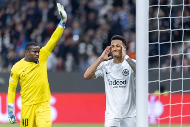 Eintracht Frankfurt FC Rigas FS, UEFA Europa League Lucas Silva Melo, Tuta Eintracht Frankfurt, 35 registers that he was offside when he shot to the left Goalkeeper Fabrice Ondoa Riga, 40 complains during the UEFA Europa League match between Eintracht Frankfurt and FC Rigas FS at Deutsche Bank Park on October 24, 2024 in Frankfurt am Main , Frankfurt am Main Hessen Germany Deutsche Bank Park