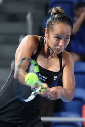 October 25, 2024, Tokyo , Japan - Leylah Fernandez of Canada returns the ball against Zheng Qinwen of China at the quarter final match of the Toray Pan Pacific Open tennis tournament at the Ariake Colosseum in Tokyo on Friday, October 25, 2024. The first seeded Zheng defeated Fernandez. (photo by Yoshio Tsunoda AFLO) Noxthirdxpartyxsales  (0775273251st)
