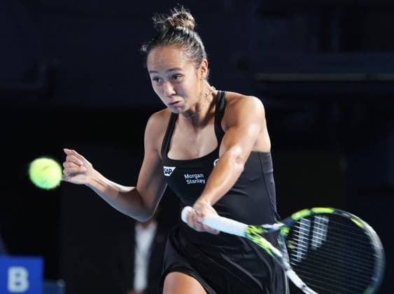 October 25, 2024, Tokyo , Japan - Leylah Fernandez of Canada returns the ball against Zheng Qinwen of China at the quarter final match of the Toray Pan Pacific Open tennis tournament at the Ariake Colosseum in Tokyo on Friday, October 25, 2024. The first seeded Zheng defeated Fernandez. (photo by Yoshio Tsunoda AFLO) Noxthirdxpartyxsales  (0775273259st)