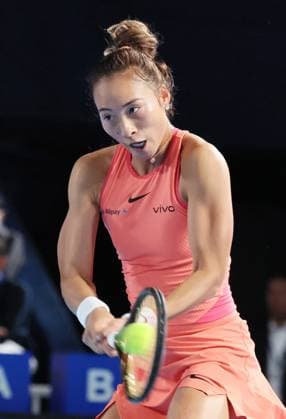 October 25, 2024, Tokyo , Japan - Zheng Qinwen of China returns the ball against Leylah Fernandez of Canada at the quarter final match of the Toray Pan Pacific Open tennis tournament at the Ariake Colosseum in Tokyo on Friday, October 25, 2024. The first seeded Zheng defeated Fernandez. (photo by Yoshio Tsunoda AFLO) Noxthirdxpartyxsales  (0775273267st)