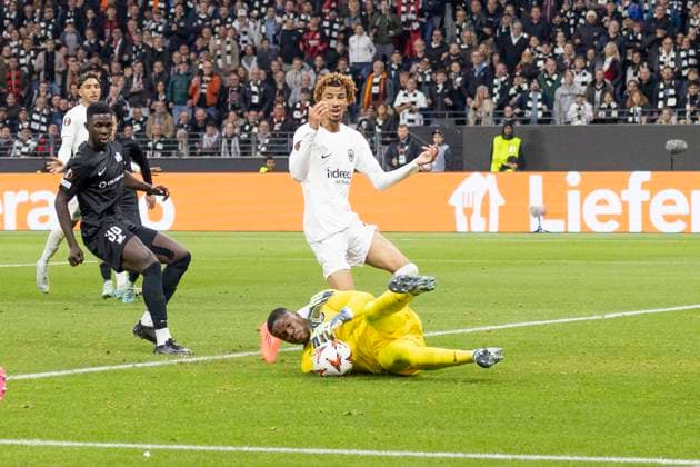 UEFA Europa League Eintracht Frankfurt FC Riga FS, 24 10 2024 Fabrice Ondoa Rigas FS 40 catches a ball, Hugo Ekitike Eintracht Frankfurt 11 comes away empty-handed, Eintracht Frankfurt FC Riga FS, Frankfurt, Deutsche Bank Park, 24 10 2024 Copyright: xBEAUTIFULxSPORTS Gawlikx