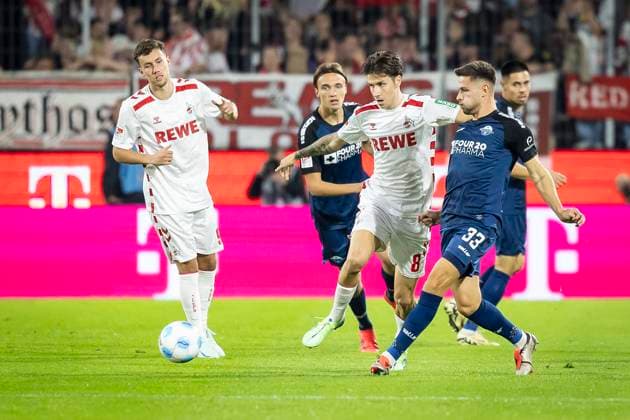 1 FC Köln SC Paderborn 07, 25 10 2024 Luca Waldschmidt 1 FC Köln, 9 , Denis Huseinbasic 1 FC Köln, 8 , Marcel Hoffmeier SC Paderborn 07, 33 10 Bundesliga 2 matchday, 1 FC Köln SC Paderborn 07 on 25 10 2024 at RheinEnergie Stadion in Cologne THE DFL REGULATIONS PROHIBIT ANY USE OF PHOTOS AS PICTURE SEQUENCES AND OR QUASI VIDEO Copyright: xBEAUTIFULxSPORTS AxelxKohringx