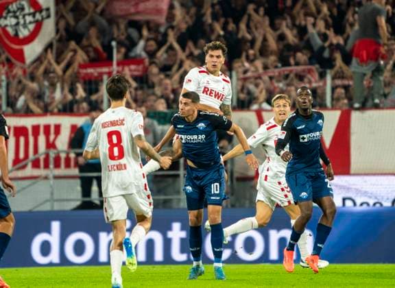 Julian Pauli 1 FC Köln, 24 jumps higher than Koen Kostons SC Paderborn, 10 1 FC Köln SC Paderborn, 25 10 2024, Football, 2 Bundesliga, RheinEnergieStadion Köln Copyright: HMBxMedia xMarcoxBader