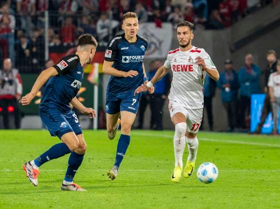 Leart Paqarada 1 FC Köln, 17 in duel with Filip Bilbija SC Paderborn, 7 and Marcel Hoffmeier SC Paderborn, 33 1 FC Köln SC Paderborn, 25 10 2024, Soccer, 2 Bundesliga, RheinEnergieStadion Köln Copyright: HMBxMedia xMarcoxBader