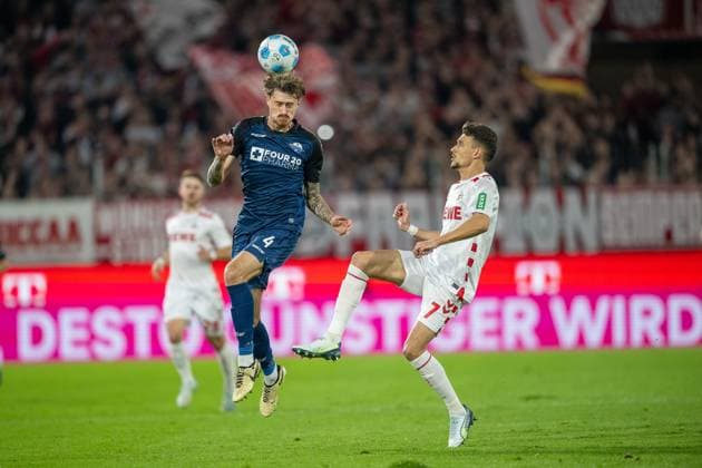25 10 2024, Fußball 2 Bundesliga, Saison 2024 2025, 10 Spieltag, 1 FC Köln vs SC Paderborn im RheinEnergieStadion in Köln Calvin Brackelmann SC Paderborn, 04 klaert mit dem Kopf vor Dejan Ljubicic 1 FC Koeln, 07 Important note In accordance with the regulations of the DFL German Football League and the DFB German Football Association, it is prohibited to utilize or have utilized photographs taken in the stadium or of the match in the form of sequential images or video-like photo series Foto Kirchner Media TH Copyright: xKirchner-Media THx