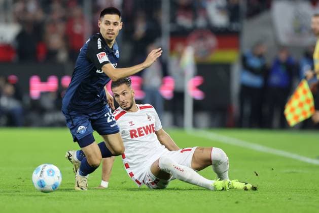 GER, 2 FBL 1 FC Koeln vs SC Paderborn 25 10 2024, Rheinenergie Stadion, Koeln, GER, 2 FBL 1 FC Koeln vs SC Paderborn, in the picture Raphael Obermair Paderborn 23 , in a duel against Leart Paqarada FC Koeln 17 , nordphotoxGmbHx xMeuter nph00351