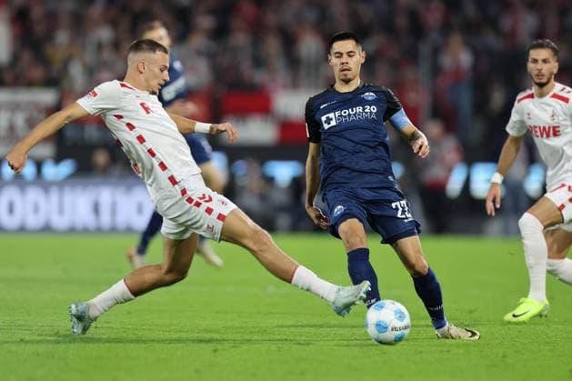 GER, 2 FBL 1 FC Koeln vs SC Paderborn 25 10 2024, Rheinenergie Stadion, Koeln, GER, 2 FBL 1 FC Koeln vs SC Paderborn, in the picture Raphael Obermair Paderborn 23 , in a duel against Tim Lemperle FC Koeln 19 , nordphotoxGmbHx xMeuter nph00351