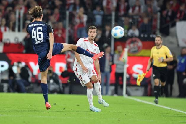 GER, 2 FBL 1 FC Koeln vs SC Paderborn 25 10 2024, Rheinenergie Stadion, Koeln, GER, 2 FBL 1 FC Koeln vs SC Paderborn, in the picture Luis Engelns Paderborn 46 , in a duel against Luca Waldschmidt FC Koeln 9 , nordphotoxGmbHx xMeuter nph00351