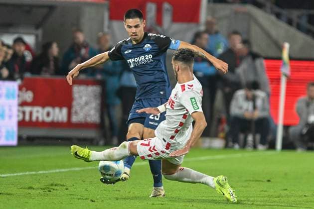 from left in duel Raphael Obermair Paderborn 23 Leart Pacarada Koeln 17 25 10 2024 Soccer 1 FC Koeln vs SC Paderborn 07, Rheinenergiestadion, Koeln, DFB DFL REGULATIONS PROHIBIT ANY USE OF PHOTOGRAPHS AS IMAGE SEQUENCES AND OR QUASI VIDEO NRW Germany Copyright: xpepphotox xHorstxMauelshagenx pep00321, pep_20241025_hm_0480