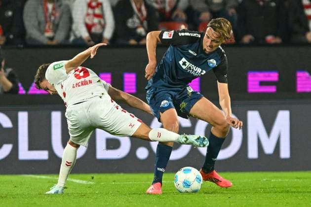 from left in duel Luca Waldschmidt Koeln 9 Luis Engelns Paderborn 46 25 10 2024 Soccer 1 FC Koeln vs SC Paderborn 07, Rheinenergiestadion, Koeln, DFB DFL REGULATIONS PROHIBIT ANY USE OF PHOTOGRAPHS AS IMAGE SEQUENCES AND OR QUASI VIDEO NRW Germany Copyright: xpepphotox xHorstxMauelshagenx pep00321, pep_20241025_hm_0361