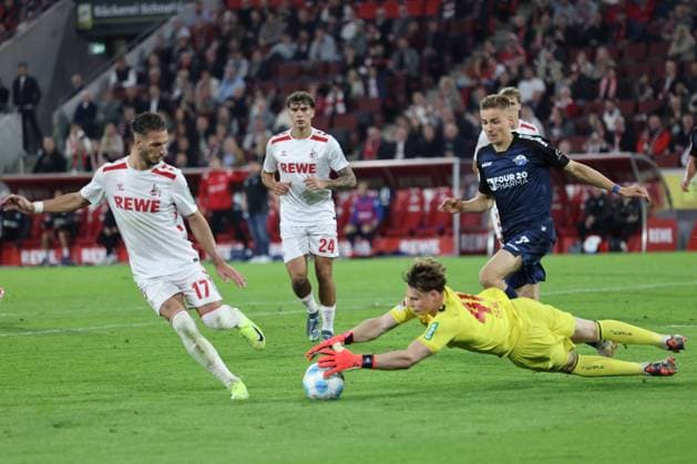 GER, 2 FBL 1 FC Koeln vs SC Paderborn 25 10 2024, Rheinenergie Stadion, Koeln, GER, 2 FBL 1 FC Koeln vs SC Paderborn, in the picture Jonas Urbig goalkeeper FC Koeln 40 , gets the ball just in front of Filip Bilbija Paderborn 7 , nordphotoxGmbHx xMeuter nph00351