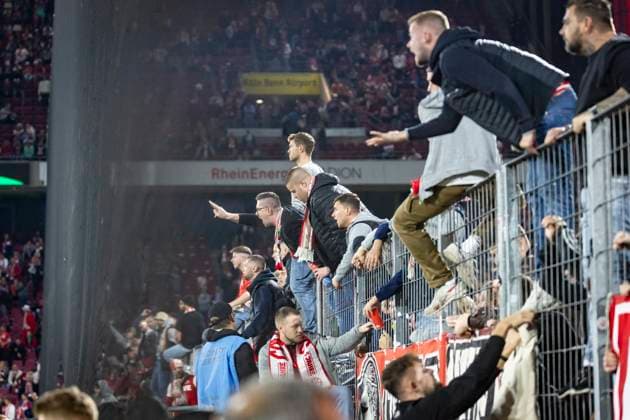 1 FC Köln SC Paderborn 07, 25 10 2024 The FC fans go on the barricades after the game and show their displeasure 10 matchday of the 2 Bundesliga, 1 FC Köln SC Paderborn 07 on 25 10 2024 at the RheinEnergie Stadium in Cologne THE DFL REGULATIONS PROHIBIT ANY USE OF PHOTOS AS PICTURE SEQUENCES AND OR QUASI VIDEO Copyright: xBEAUTIFULxSPORTS AxelxKohringx