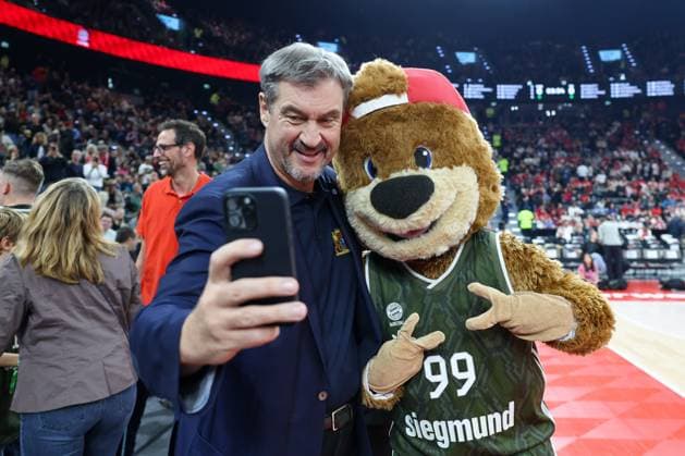 Bilder des Jahres 2024, Sport 10 Oktober Sport Themen der Woche KW43 Sport Bilder des Tages Ministerpraesident Markus Soeder und Berni macht ein Selfie, FC Bayern Basketball vs. Olympiakos Piraeus, Basketball, EuroLeague, 5. Spieltag, 25.10.2024 Muenchen Bayern Deutschland *** Prime Minister Markus Soeder and Berni taking a selfie, FC Bayern Basketball vs Olympiakos Piraeus, Basketball, EuroLeague, Matchday 5, 25 10 2024 Munich Bavaria Germany Copyright: xkolbert-press ChristianxKolbertx