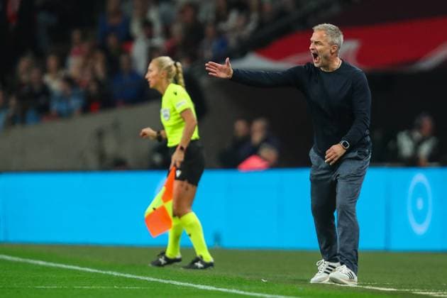 International Friendly, Länderspiel, Nationalmannschaft England Women v Germany Women Christian Wück head coach of Germany Women shouts at his players during the International Friendly match England Women vs Germany Women at Wembley Stadium, London, United Kingdom, 25th October 2024 (Photo by Izzy Poles News Images) London Wembley Stadium Greater London United Kingdom Copyright: xIzzyxPoles NewsxImagesx