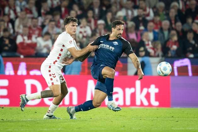1 FC Köln SC Paderborn 07, 25 10 2024 Julian Pauli 1 FC Köln, 24 and Marcel Hoffmeier SC Paderborn 07, 33 in matchday 10 of Bundesliga 2, 1 FC Köln SC Paderborn 07 on 25 10 2024 at RheinEnergie Stadion in Cologne THE DFL REGULATIONS PROHIBIT ANY USE OF PHOTOS AS PICTURE SEQUENCES AND OR QUASI VIDEO Copyright: xBEAUTIFULxSPORTS AxelxKohringx
