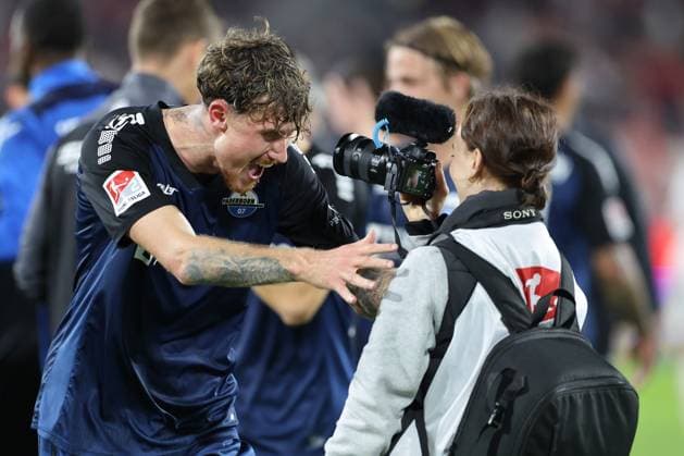 GER, 2 FBL 1 FC Koeln vs SC Paderborn 25 10 2024, Rheinenergie Stadion, Koeln, GER, 2 FBL 1 FC Koeln vs SC Paderborn, in the picture the Paderborn players are happy after the victory Calvin Brackelmann Paderborn 4 , with the video assistant nordphotoxGmbHx xMeuter nph00351