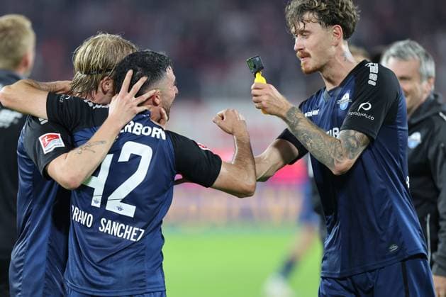 GER, 2 FBL 1 FC Koeln vs SC Paderborn 25 10 2024, Rheinenergie Stadion, Koeln, GER, 2 FBL 1 FC Koeln vs SC Paderborn, in the picture the Paderborn players are happy after the victory Calvin Brackelmann Paderborn 4 , with the video camera and Adrian Bravo Sanchez Paderborn 42 , nordphotoxGmbHx xMeuter nph00351