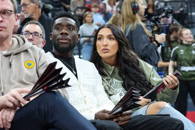 Alphonso Davies 19 (FC Bayern Muenchen) mit Freundin, FC Bayern Basketball vs. Olympiakos Piraeus, Basketball, EuroLeague, 5. Spieltag, 25.10.2024 Muenchen Bayern Deutschland *** Alphonso Davies 19 FC Bayern Muenchen with girlfriend, FC Bayern Basketball vs Olympiakos Piraeus, Basketball, EuroLeague, Matchday 5, 25 10 2024 Muenchen Bayern Germany Copyright: xkolbert-press ChristianxKolbertx