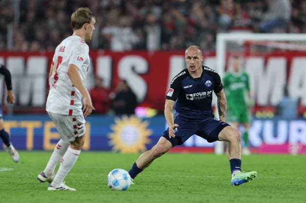 GER, 2 FBL 1 FC Koeln vs SC Paderborn 25 10 2024, Rheinenergie Stadion, Koeln, GER, 2 FBL 1 FC Koeln vs SC Paderborn, in the picture Timo Hübers Huebers FC Koeln 4 , in a duel against Sven Michel Paderborn 11 , nordphotoxGmbHx xMeuter nph00351